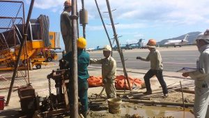 Khảo sát địa chất đánh giá điều kiện địa chất của nền đất, xác định các lớp đất đá, và khả năng chịu tải